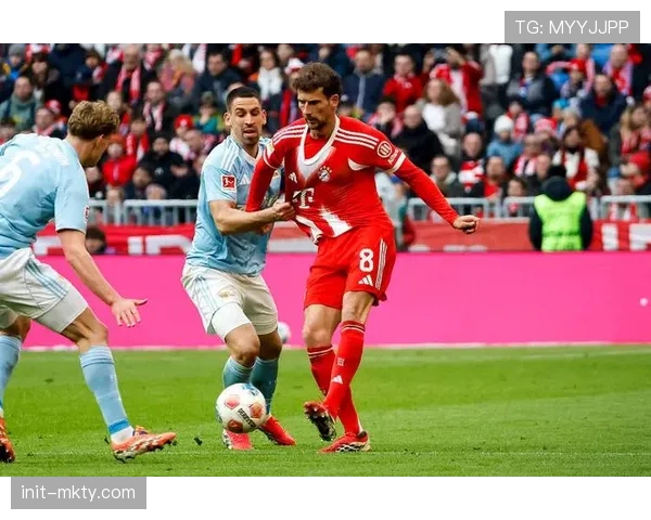 焦点瞬间:格雷茨卡飞铲被判黄牌,双方球员爆发小规模冲突